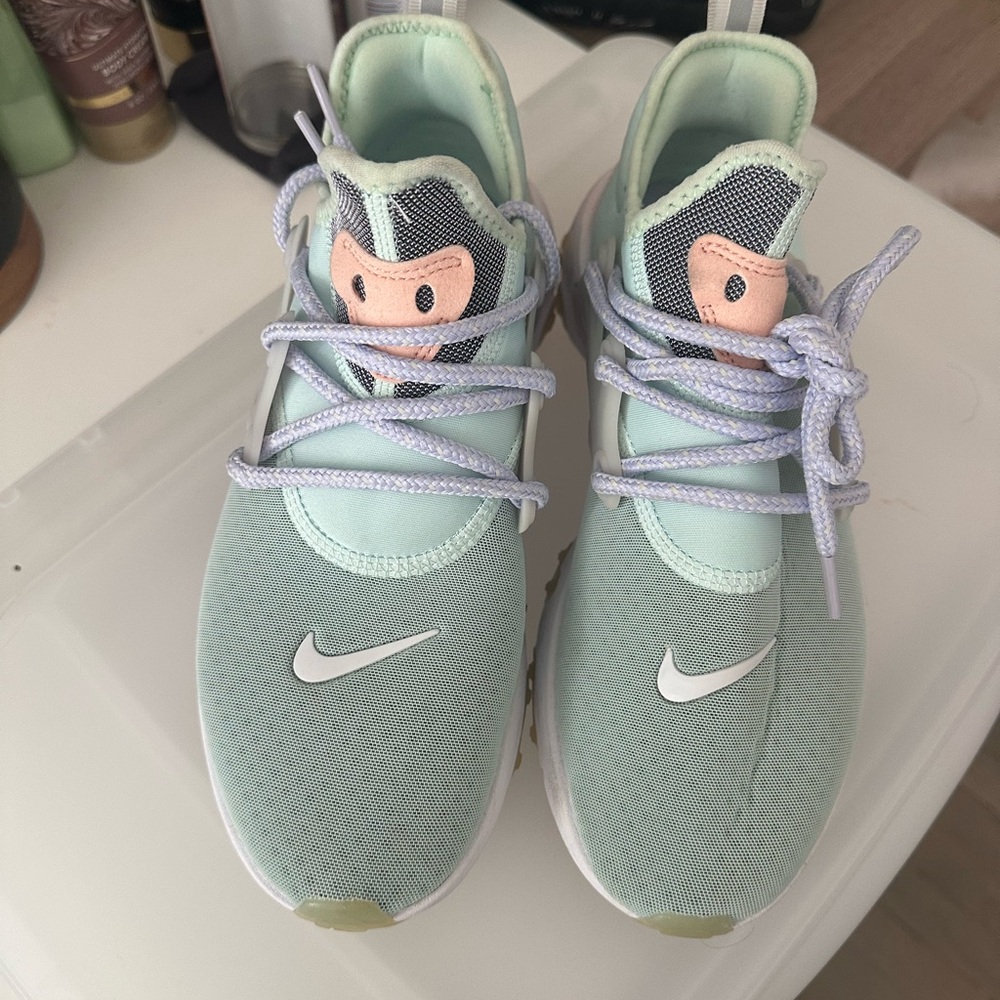 Nike Women’s Light Green Sneakers